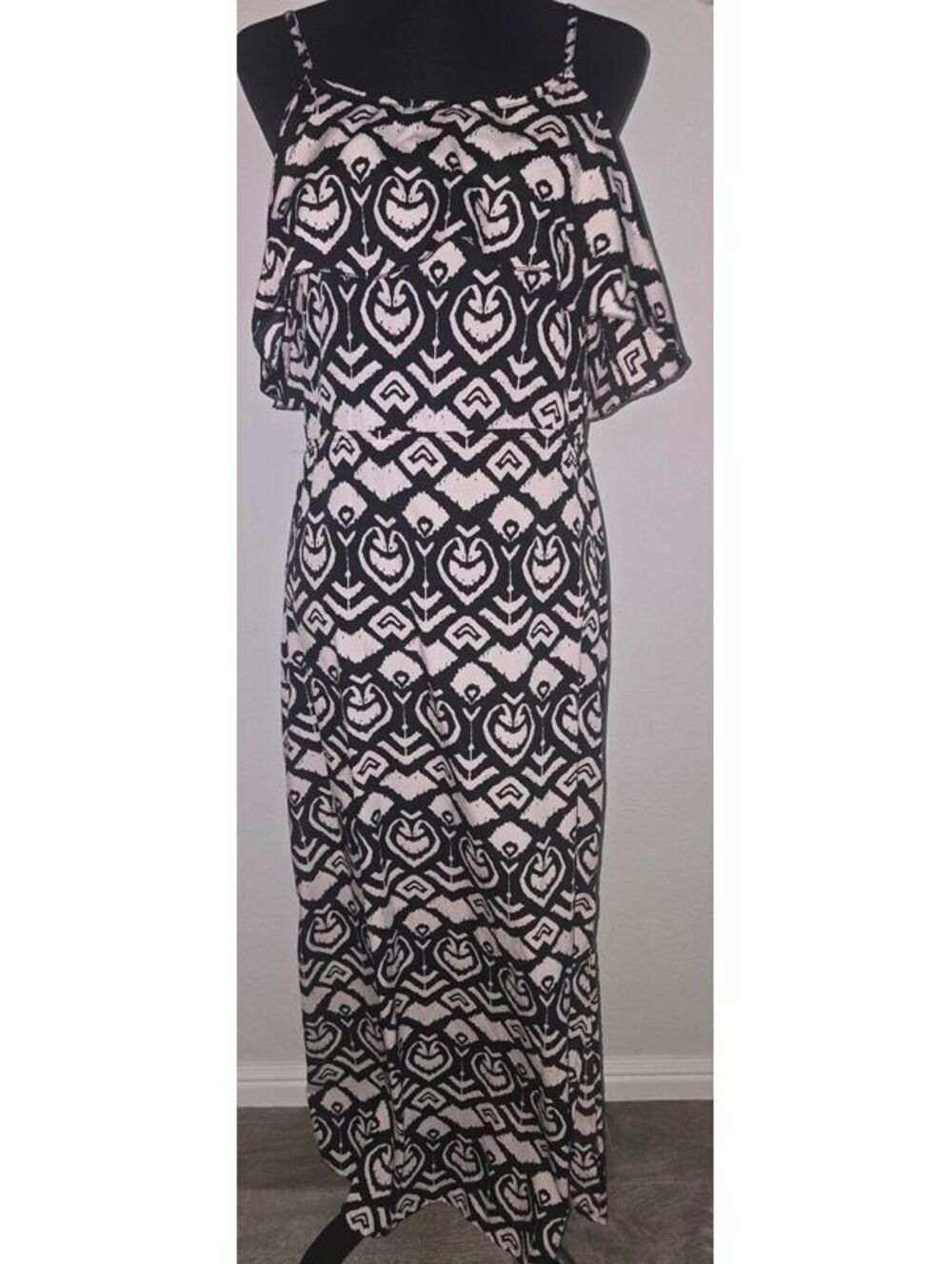 Indulge Black and White Patterned Sleeveless Maxi Dress Size M